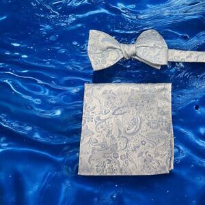 MARK OF DISTINCTION MENS "ARIES PAISLEY" BOW TIE & POCKET SQUARE SET.